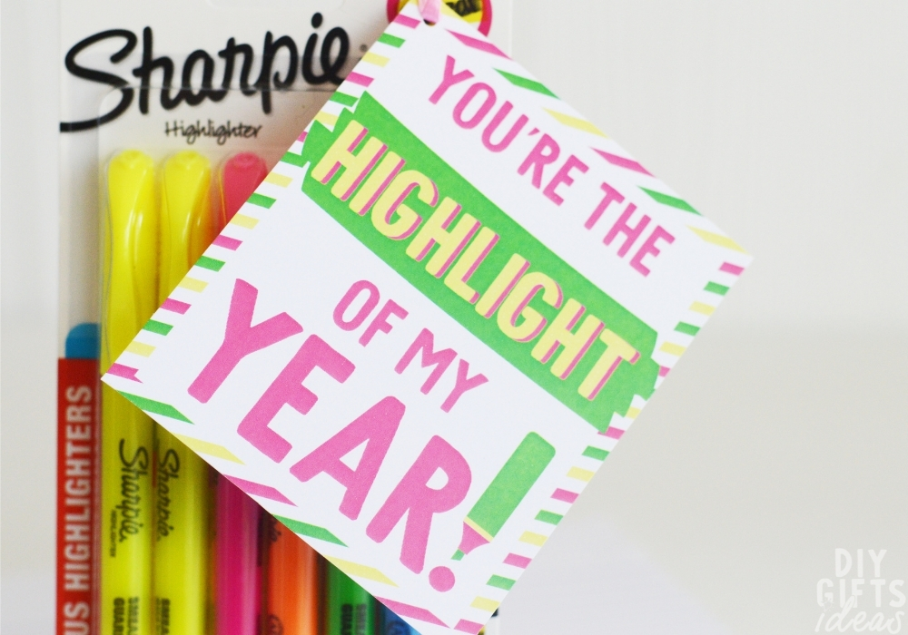 Closeup of the printable tag attached to the sharpie highlighters.